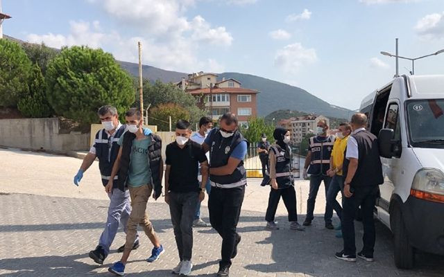 Bursa'da iki arkadaşı fuhuş pazarlığıyla otel odasında tuzağa düşürüp gasp ettiler - Resim: 2