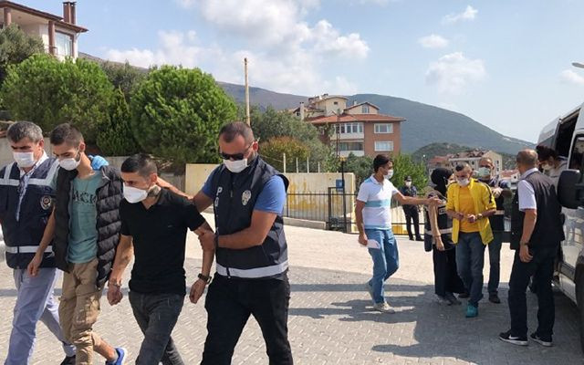 Bursa'da iki arkadaşı fuhuş pazarlığıyla otel odasında tuzağa düşürüp gasp ettiler - Resim: 3