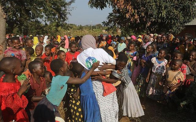 Tanzanyalı çocukların yardımına Gamze Özçelik koştu - Resim: 2