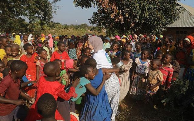 Tanzanyalı çocukların yardımına Gamze Özçelik koştu - Resim: 3