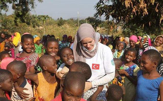 Tanzanyalı çocukların yardımına Gamze Özçelik koştu - Resim: 4