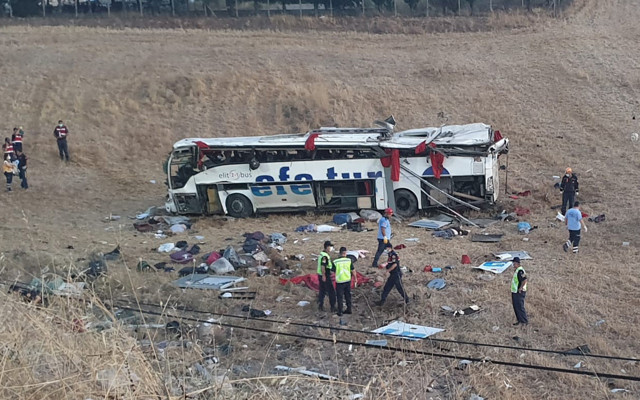 Balıkesir'de yolcu otobüsü devrildi! 15 kişi öldü 17 kişi yaralandı