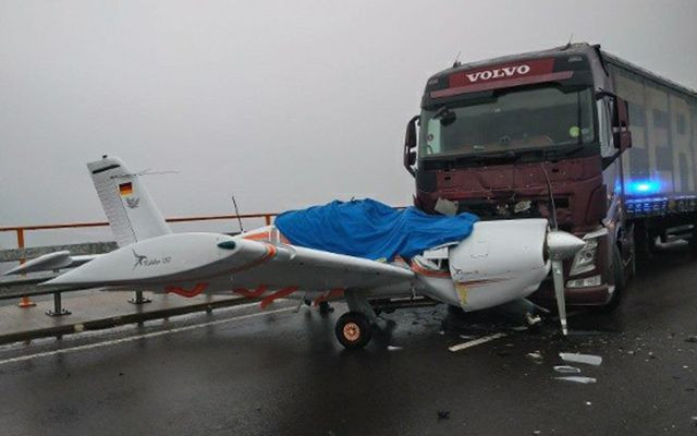 Almanya'da otobana acil iniş yapan uçak ile TIR çarpıştı - Resim: 2