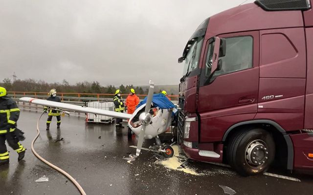Almanya'da otobana acil iniş yapan uçak ile TIR çarpıştı - Resim: 3