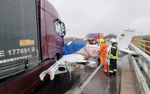 Almanya'da otobana acil iniş yapan uçak ile TIR çarpıştı - Resim: 4
