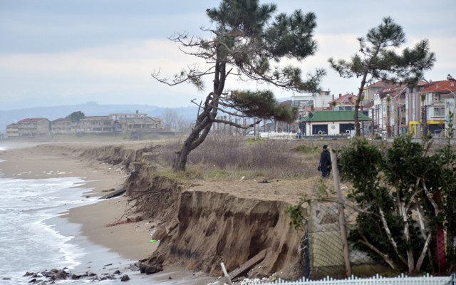 Karadeniz bu ilçeyi parça parça yutuyor! Evler tehlike altında: Depremden daha beter
