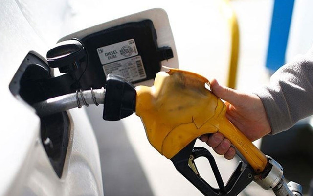 Motorinin litre fiyatına bu gece güzel indirim var! Benzine indirim yok işte fiyatlar