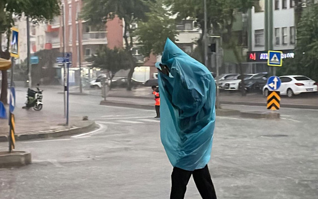 2 Bölgede sıcak bunaltırken kuzey ve batı için uyarı geldi! Rüzgar ve sağanağa dikkat