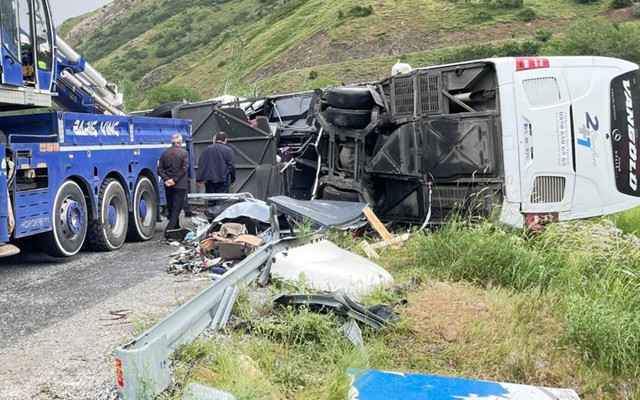 Bitlis'te feci kaza! Yolcu otobüsü ile tır çarpıştı: Ölü ve yaralılar var