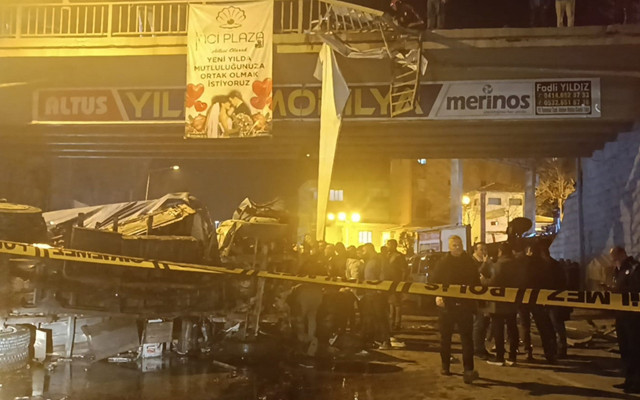 Şanlıurfa'da kamyon dehşeti! Çarptığı otomobille birlikte üst geçitten düştü: Ölü ve yaralılar var