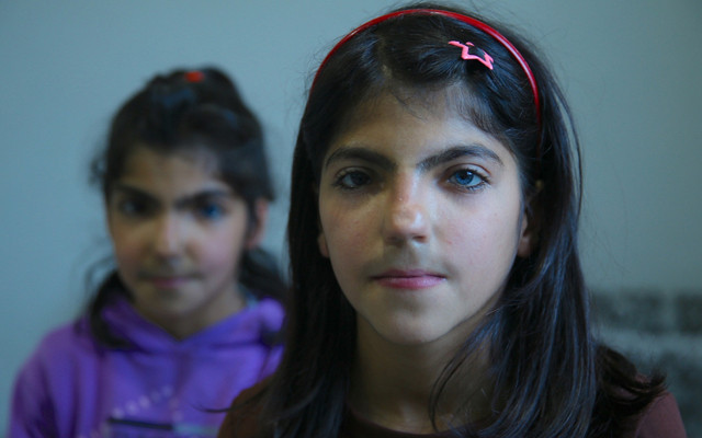 Farklı göz renkleri olan kız kardeşler görenleri şaşırtıyor