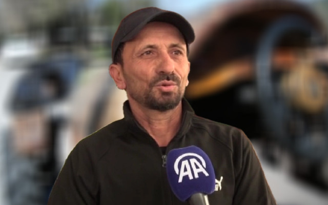 Kütükten araba görenleri şaşırtıyor! Alanyalı marangoz çocukluk hayali için 300 bin TL harcadı