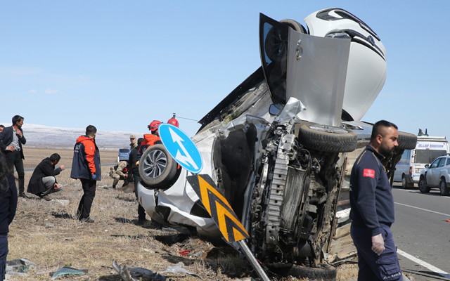 Kars'ta iki otomobil çarpıştı, biri diğerinin üzerine düştü: Ölü ve yaralılar var