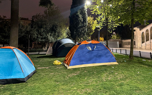 İstanbul'da deprem korkusuyla evlerine girmeyenler cami bahçelerinde geceyi cadırda geçirdi