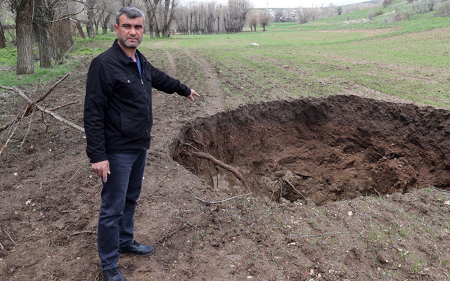 Sivas'ta tarlasına giden köylü şoke oldu 7 metreye 8 metre çapında obruk