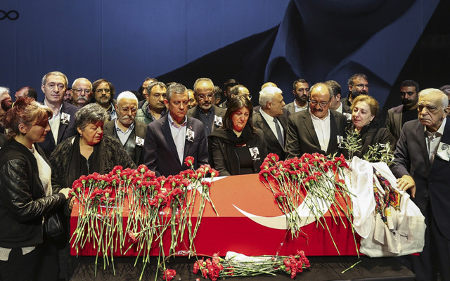 Sırrı Süreyya Önder'e veda! AKM'deki anma töreninde kızı ve annesi kahroldu, Pervin Buldan söz verdi