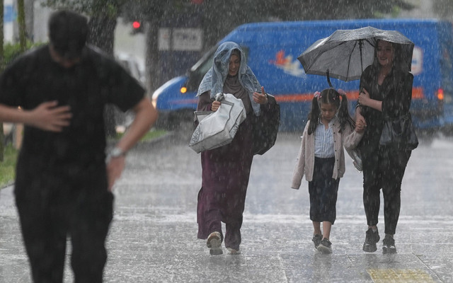 Sıcaklık düşüşte Meteoroloji 23 ile sarı kodlu uyarı yaptı! Saat verildi sağanak geliyor!