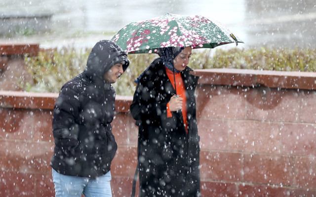 Burası Erzurum! Mayısın ortasında lapa lapa kar yağdı, vatandaş şaşkın