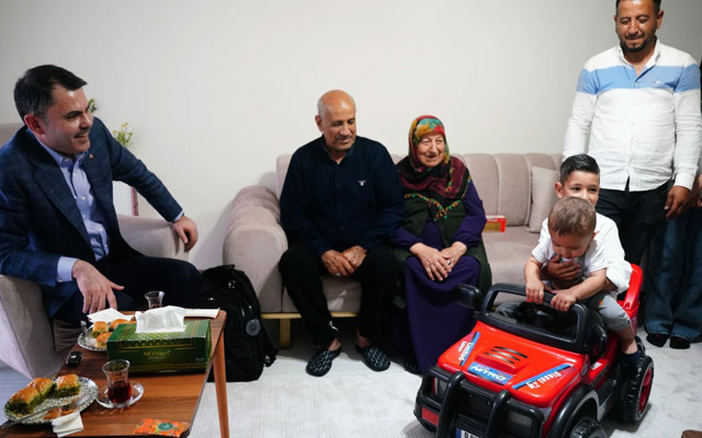 Deprem bölgesinde konutlar yükseliyor: Murat Kurum depremzede aileye misafir oldu