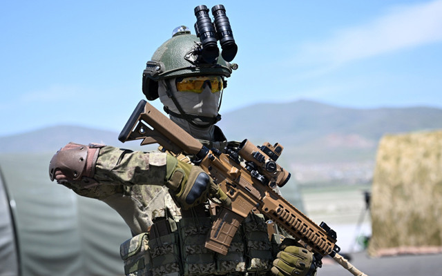 Kayseri'de nefes kesen görüntüler! Mehmetçik hünerlerini sergiledi: 4 bin metreden atladılar