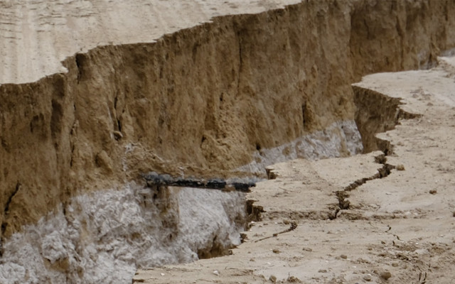 Ürküten görüntü! Altından fay geçiyormuş, resmen ikiye bölündü