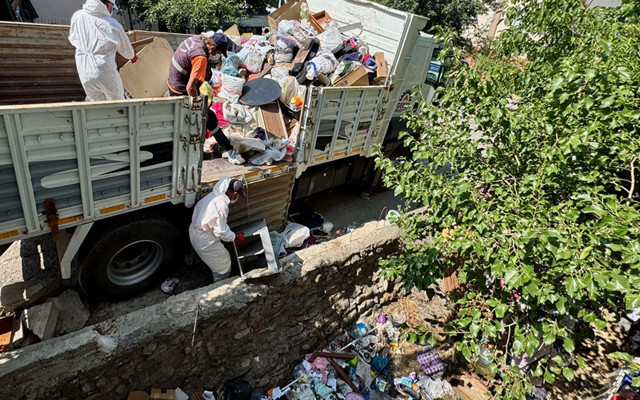 Dubleks daireden kamyonlar dolusu çıktı! Şoke eden görüntü