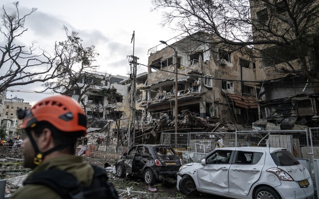 İran İsrail'e gece füze yağdırdı gün ağardı Tel Aviv ve çevresinde yıkım ortaya çıktı