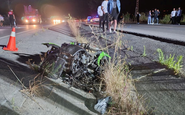 Can alan yarış! Farları yanmayan otomobil dehşet saçtı, motosiklet ikiye bölündü