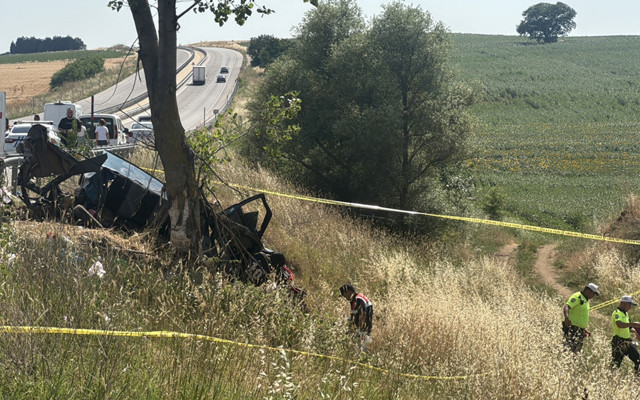 Edirne'de otomobil ağaca çarptı, 5 kişi hayatını kaybetti!