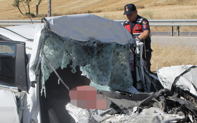 Park halindeki tıra arkadan çarptı! Feci kazada baba ve 3 çocuğu öldü