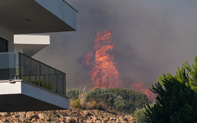 İzmir'de durum çok fena acı haber geldi! Çeşme ve Ödemiş'te alevler evlere sıçradı, yollar kapatıldı