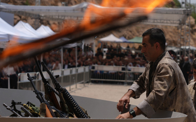 PKK'nın silah bırakma görüntüleri yayınlandı! PKK'lılar silahlarını ateşe böyle attı