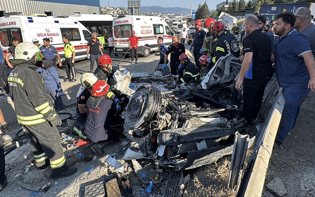 Kocaeli'nde tırdan düşen konteynır seyir halindeki otomobilin üzerine düştü 5 kişi öldü