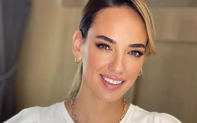 Oyuncu Seda Bakan'dan olay tarz! Siyah elbisesine yorum yağdı...