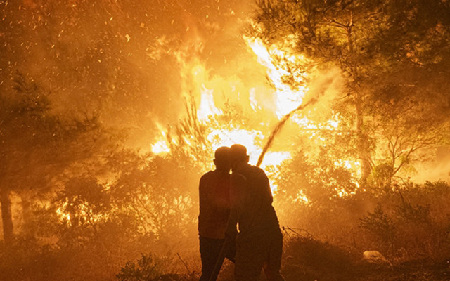 Çanakkale'de orman yangını felaketi 2 bin 90 kişi tahliye edildi 1 köy boşaltıldı 77 kişi ise...