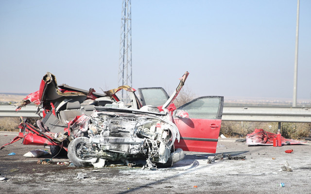 TIR'a arkadan çarptı! Otomobil resmen paramparça oldu, ölenler var