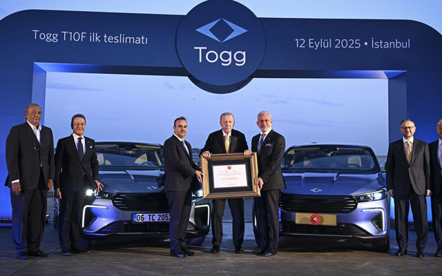 Cumhurbaşkanı Erdoğan'a Togg'un yeni modeli T10F hediye edildi