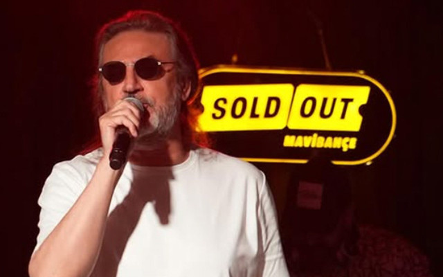 Şarkıcı Çelik takipçisinin mesajını ifşa edip isyan etti: Bu kadarı da fazla