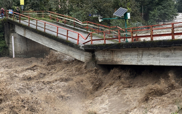 Rize'de sağanak alarmı! Köprü çöktü, Ayder Yaylası'nın yolu kapandı