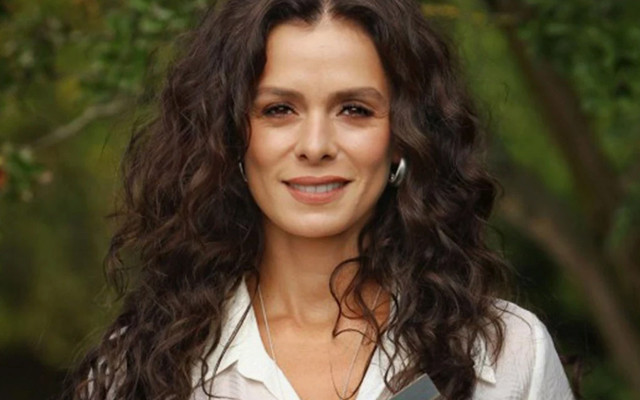 Özge Özpirinççi programda gözyaşlarına boğuldu! Stüdyoda duygu dolu anlar yaşandı