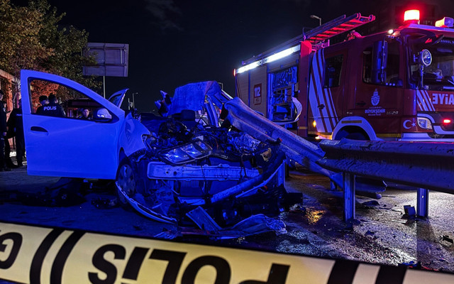 Otomobil bariyerlere ok gibi saplandı! İstanbul'da feci kaza