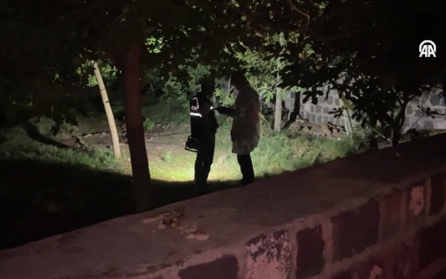 Şanlıurfa'da cami bahçesinde kazı yapan çocuklar bebek cesedi buldu!