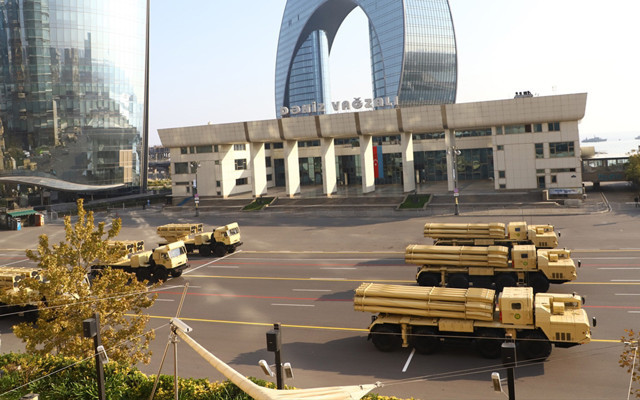 Karabağ Zaferi'nin 5. yılı geçit töreninden görüntüler Bakü'de Türk F-16'ları uçtu