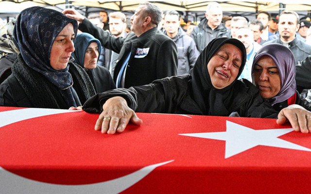 Türkiye yasta şehitler uğurlandı! Cenaze törenlerinden yürek yakan görüntüler