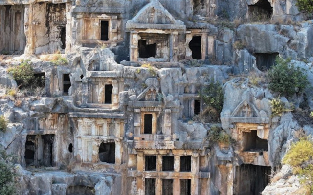 İki büyük deprem geçiren kent sulara gömüldü! Turistler o şehre akın ediyor...