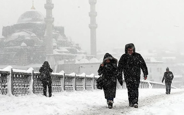 AKOM saat verdi yeni uyarı geçti! İstanbul'a kar geliyor, bu ilçeler listede