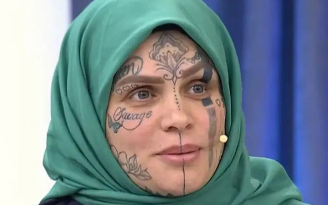 Sosyal medyada herkes bunu konuşuyor! Yüzü dövmelerle kaplı bu kadın kim?