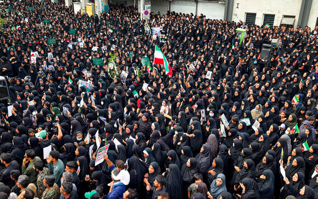 ABD-İsrail İran'da ilkokulu vurmuştu! Öğrenciler için cenaze töreni