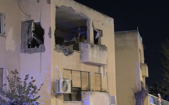 İran'dan fırlatılan füze doğrudan isabet etti! Nesher'de binanın haline bakın, Tel Aviv'de 6 kişi yaralandı