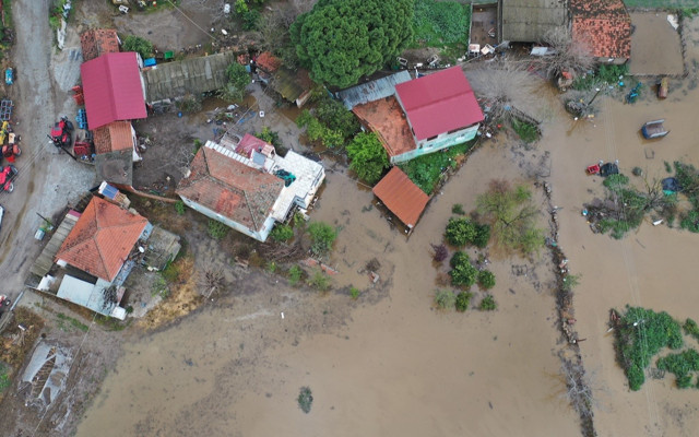 Aydın'da sağanak nedeniyle akarsular taştı, ev ve iş yerlerini su bastı
